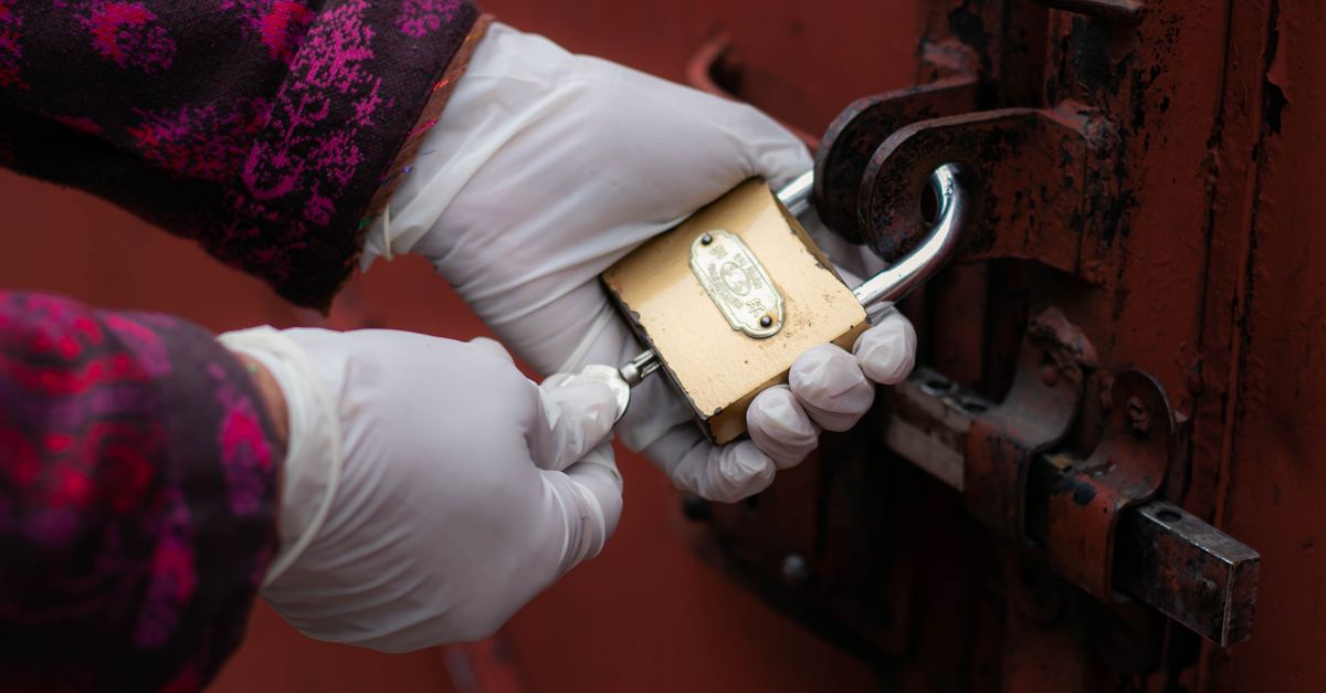 locksmith unlocking front door — Hunter Locksmithv